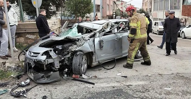 Bursa’da şok kaza: Yayaya trafik levhasına ve kamyona çarptı