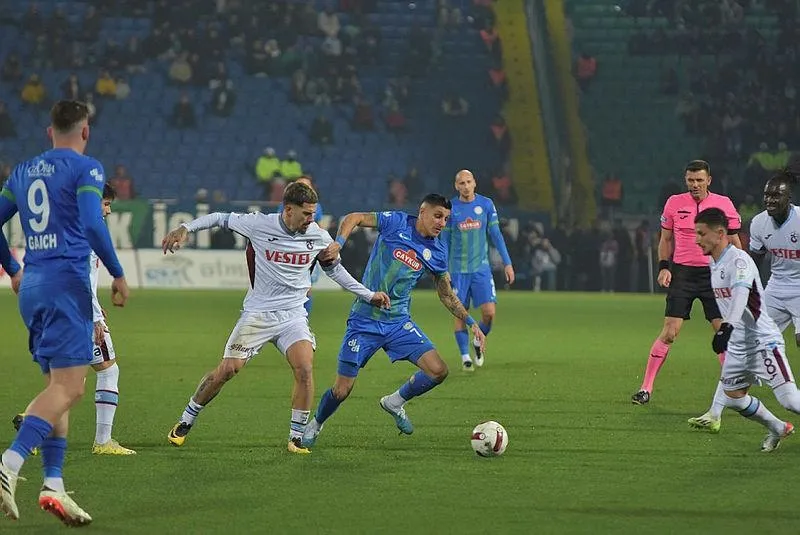 trabzonspor-deplasmanda-caykur-rizespora-maglup-etti-iste-macta-yasananlar-1706208282233.jpeg Trabzonspor deplasmanda Çaykur Rizespor'a mağlup oldu! İşte maçta yaşananlar...-3