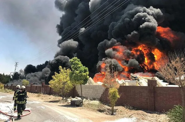 Son dakika: Gaziantep'te tekne yapımında kullanılan malzemelerin bulunduğu depoda yangın