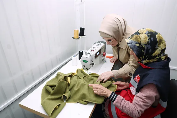 emine-erdogan-hatayda-depremzedelerle-bir-araya-geldi-1679681904960.jpg Emine Erdoğan Hatay'da depremzedelerle bir araya geldi-3