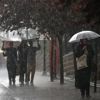 İstanbullular dikkat! Meteoroloji ve AKOM’dan peş peşe sağanak yağış ve fırtına uyarısı