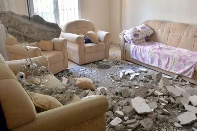 Mersin'de garip olay: Salonda otururlarken bir anda tavan çöktü