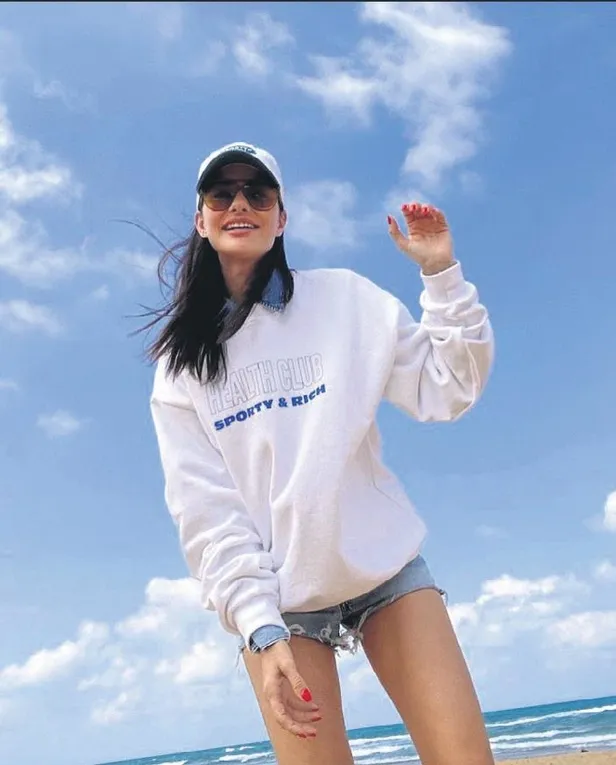 izzet-ozilhan-ezgi-eyupoglu-merve-bolugur-nazli-kayi-ve-oyku-celik-tarzlariyla-buyuledi-1598389981108.jpeg İzzet Özilhan, Ezgi Eyüpoğlu, Merve Boluğur, Nazlı Kayı ve Öykü Çelik tarzlarıyla büyüledi-2