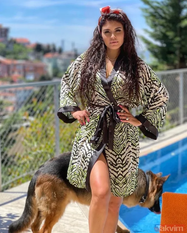 Ebru Polat kırmızılar içinde paylaştı! Dekoltede sınır tanımayan Ebru sosyal medyayı ikiye böldü! Hem tarzı hem duruşu çok konuşuldu - 1