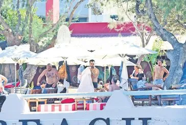 Aşk adam eşi ile tatilin tadını çıkarıyor