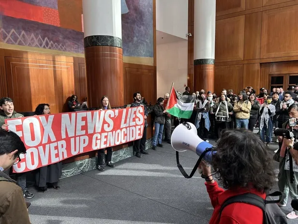 new-york-gazze-icin-ayaklandi-soykirimciyi-destekleyen-gazetelere-baskin-sirketi-basip-yere-kirmizi-boya-attil-1700303702420.jpeg New York Gazze için ayaklandı! Soykırımcıyı destekleyen gazetelere baskın: Şirketi basıp yere kırmızı boya attılar-3