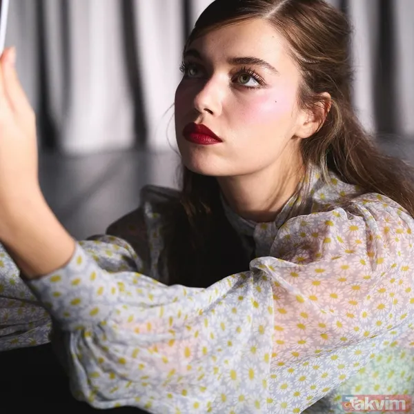 Burcu Özberk fotoğraf ricasını kırmadı! Hayranı makyajsız çekilen o kareyi öyle bir notla paylaştı ki: Ortalık karıştı! - 15