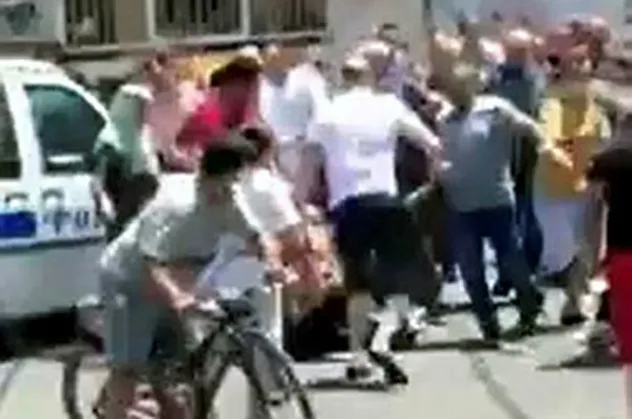 Adana'da tacizciyi linçten polis kurtardı