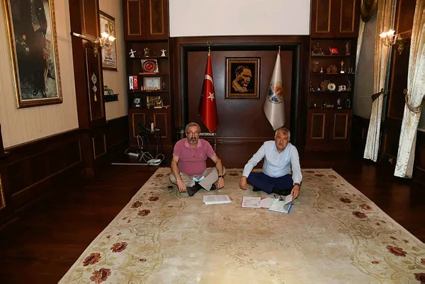 adana-buyuksehir-belediyesine-icra-zeydan-karalarin-koltugu-ve-masasi-haczedildi-1594400590898.jpg Adana Büyükşehir Belediyesi'ne icra: Zeydan Karalar'ın koltuğu ve masası haczedildi-7