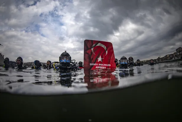 Türk Polis Teşkilatı'nın 174. kuruluş yıl dönümü dolayısıyla Haliç'de 'Vatan Dalışı' yapıldı-6