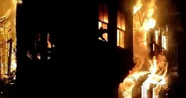 İstanbulda facia! Beyoğlunda ahşap bina kül oldu alevlerden kurtulmak için atladı