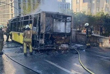 Seyir halindeki İETT otobüsü yandı