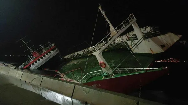 Son dakika: İstanbul'da fırtına kabusu gece de sürdü! Lodos nedeniyle kıyıya oturan gemi battı-6