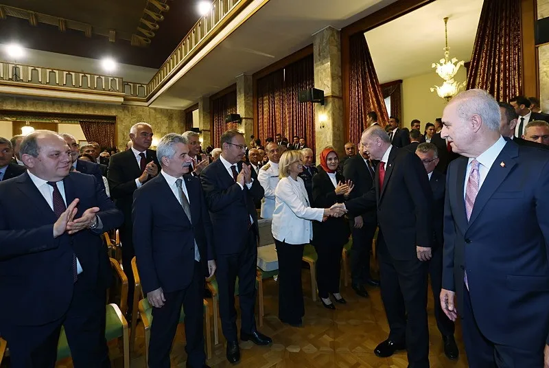 baskan-erdogandan-feto-uyarisi-firsat-kolluyorlar-mucadeleden-geri-adim-yok-1784123443026.jpeg Başkan Erdoğan’dan TBMM’de yeni FETÖ uyarısı: Tehlike hâlâ devam ediyor gardımızı düşürmeyeceğiz!-5