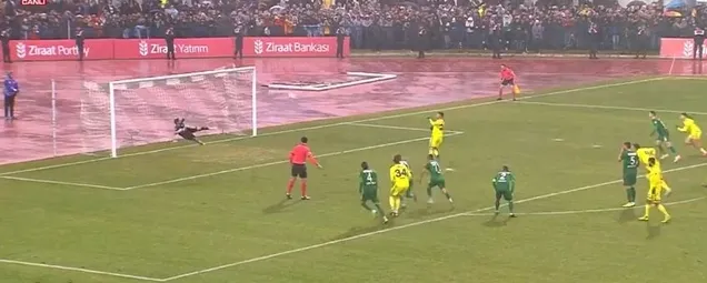 Fenerbahçeli futbolcu Deniz Türüç Panenka penaltısını böyle kaçırdı |Video