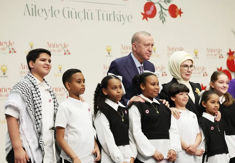 emine-erdogan-anneyle-guclu-aile-aileyle-guclu-turkiye-programinda-mattia-ahmet-minguzzinin-annesiyle-bir-aray-1746904289770.jpeg