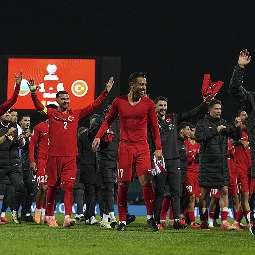 Ay yıldızlı yanardağ