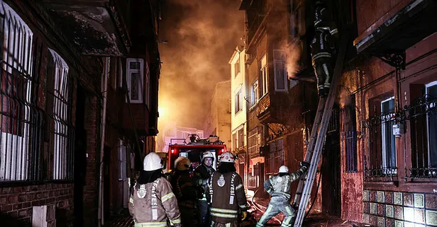 Fatih’te 3 katlı bina alev alev yandı