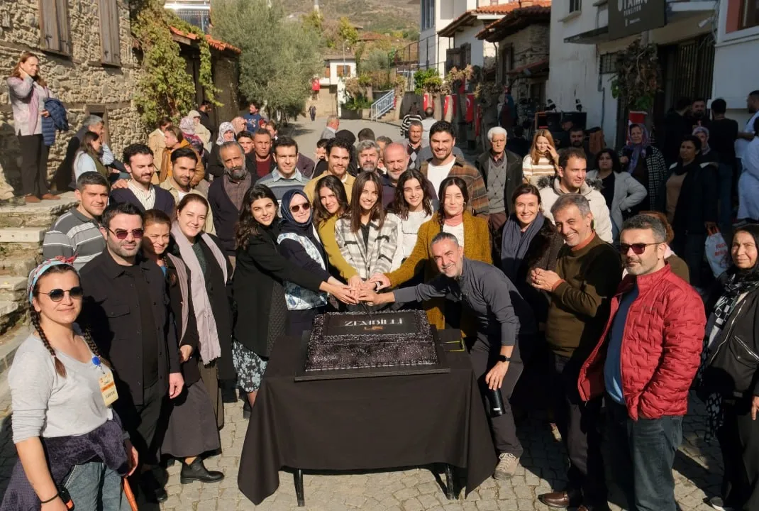 Zembilli ilk set gününü pastayla kutladı