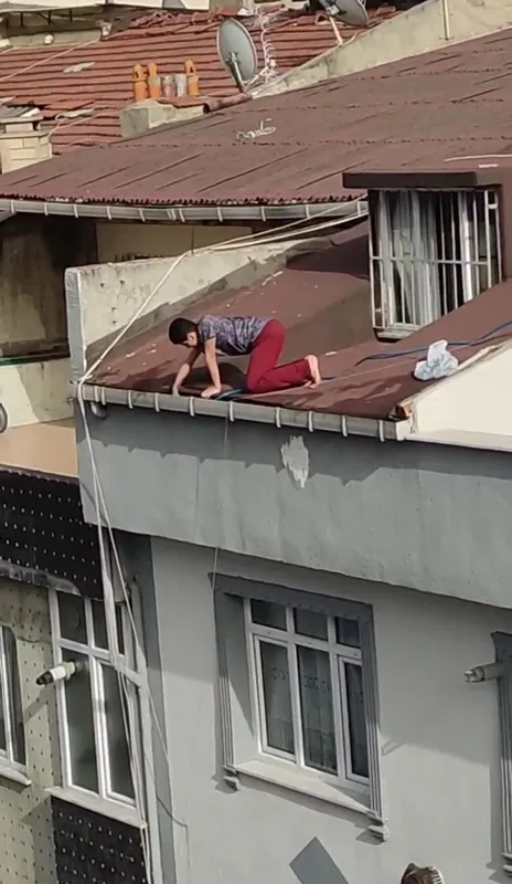 sultangazide-catida-tehlikeli-temizlik-yurekler-agza-geldi-1651130317241.jpg Sultangazi'de çatıda tehlikeli temizlik! Yürekler ağza geldi-3