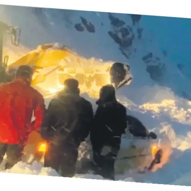 Hakkari’de çığ faciası! Seyir halinde 3 araç karların altında kaldı...
