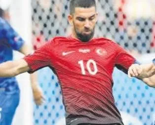 İspanya da 11 futbolcuyla oynuyor