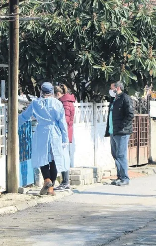 Akrabalar birbirlerini ziyaret etti, 14 kişinin testi pozitif çıktı! Yedi ev karantinaya alındı...