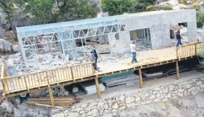Antalya Demre'de doğal sit alanına dikilen villa söküldü!-1