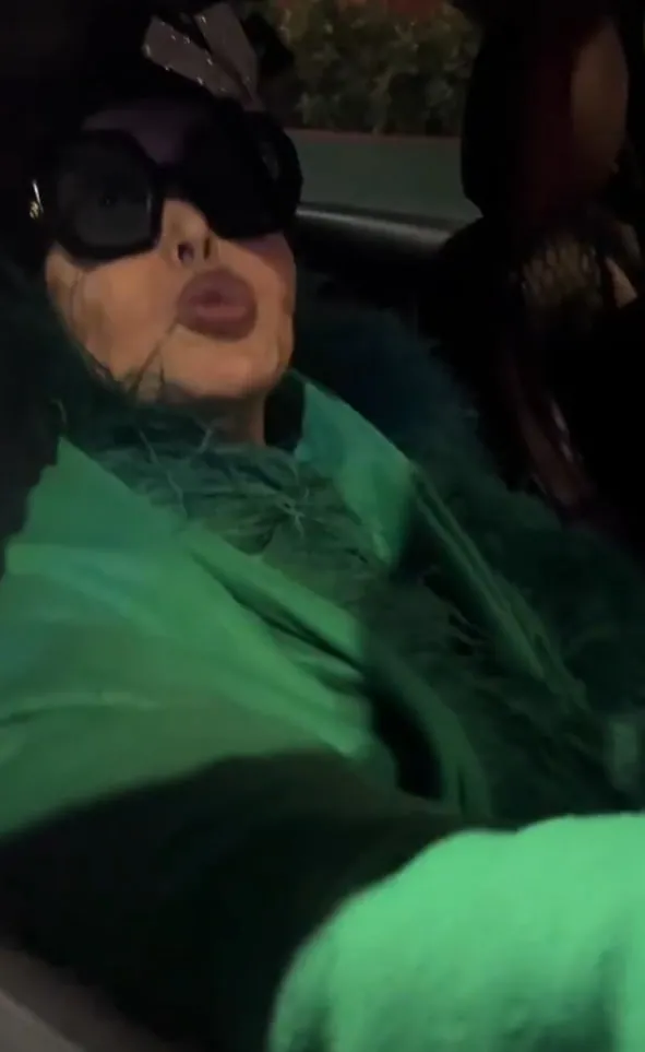 Bülent Ersoy'un trafikteki panik anı: Hayranından "Diva" atağı I "Ödümü patlattın"-5