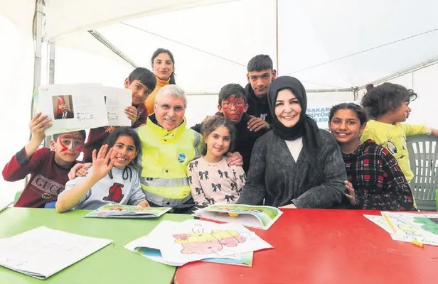 sakarya-buyuksehir-belediyesi-depremin-izlerini-silmek-icin-seferber-oldu-1679527100008.jpeg Sakarya Büyükşehir Belediyesi depremin izlerini silmek için seferber oldu-5