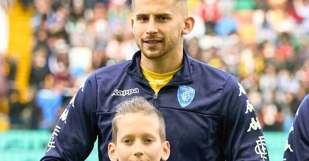 İtalya'da Empoli kalecisi Guglielmo Vicario Udinese maçının seremonisine evinde ağırladığı savaş mağduru Ukraynalı çocukla çıktı