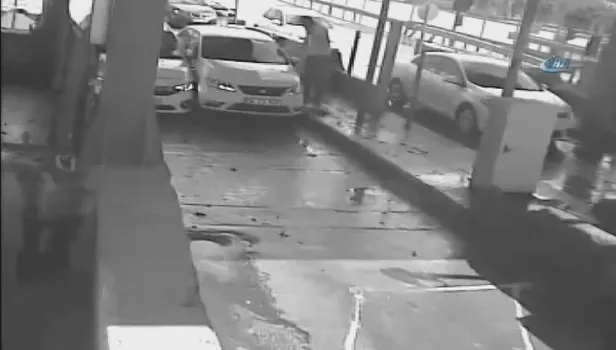 İki inatçı sürücü otoyol gişesine sıkıştı...