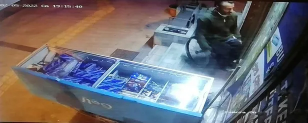zeytinburnunda-hirsizlik-dukkan-sahibi-hirsizlari-tekerlekli-sandalyeyle-kovaladi-1644160488447.jpeg