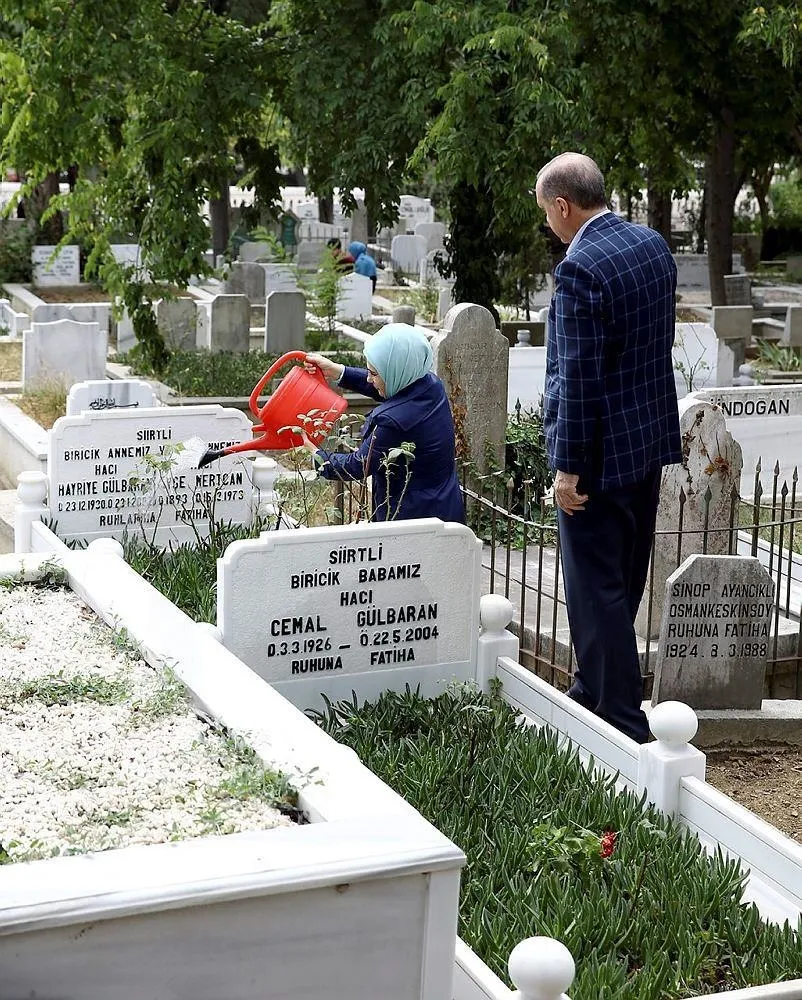Cumhurbaşkanı Erdoğan'dan kabir ziyareti-1