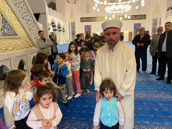 teravih-treni-ile-gonulleri-fetheden-imam-mahmut-eroglu-konustu-bu-cocuklar-50-sene-sonra-teravih-treninden-ba-1650611591316.jpg Teravih treni ile gönülleri fetheden imam Mahmut Eroğlu konuştu: Bu çocuklar 50 sene sonra teravih treninden bahsedecek-4