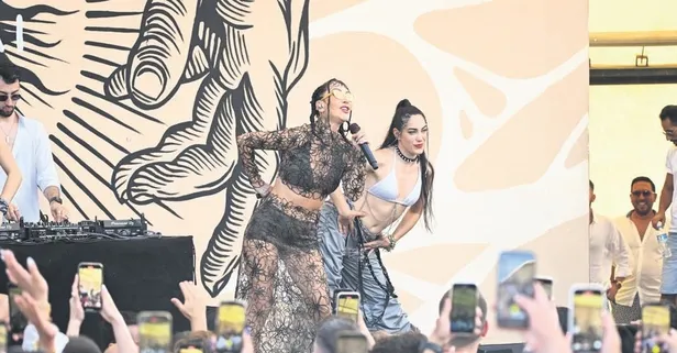 Hande Yener Çeşme'de gündüz konseri verdi!