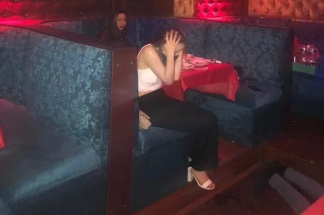 Kapalı olması gereken barda pes dedirten eğlence! Temaslı şahıs barda eğlenirken yakalandı