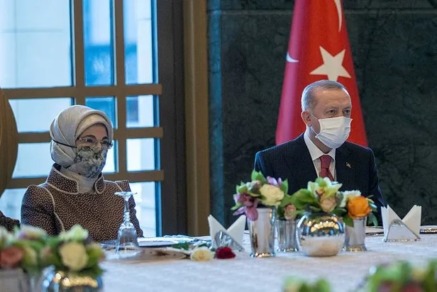 baskan-erdogan-ve-esi-emine-erdogandan-saglik-ve-sosyal-hizmet-calisani-kadinlarla-aksam-yemegi-1615233586062.jpeg Başkan Erdoğan ve eşi Emine Erdoğan'dan sağlık ve sosyal hizmet çalışanı kadınlarla akşam yemeği!-2