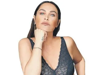 Sahte markalara da gönderme yaptı! Hülya Avşar zeytin hasadında