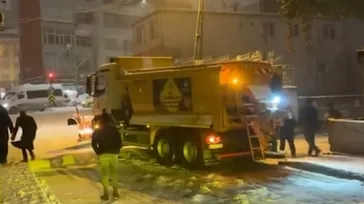 Bağcılar'da kar küreme aracı yolda kaldı