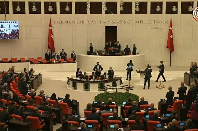CHP ve ortağı HDP Başkan Erdoğan Meclis'e geldiğinde ayağa kalkmadı
