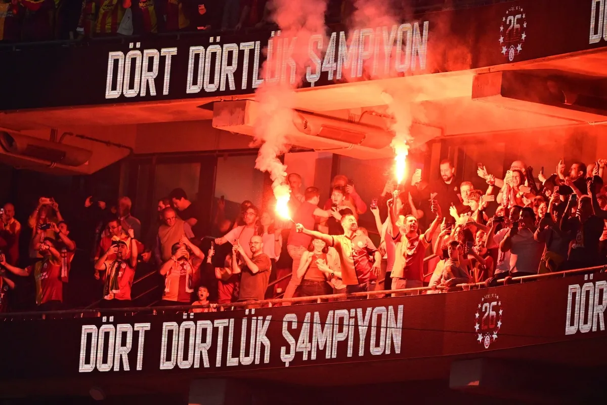 1778356429668.jpeg Türkiye sarı-kırmızı! İstanbul'dan Erzurum'a yurdun dört bir yanında şampiyonluk kutlamaları-7
