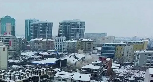 1677093026553.jpeg Felaket saniye saniye kameralarda! Malatya'daki 7.6'lık depremde binaların çökmesi drone ile kaydedildi-3