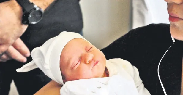 Anne karnındaki bebek, göbek kordonundan yapılan kan nakliyle yaşama tutundu