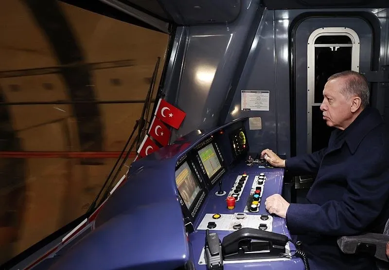 Başkan Recep Tayyip Erdoğan, hizmete alınacak Bakırköy Sahil-Bahçelievler-Güngören-Bağcılar Kirazlı Metro Hattı'nın açılış sürüşünü yaptı. İncirli istasyonundan metroya binen Başkan Erdoğan, vatman koltuğuna geçti. Erdoğan'ın kullandığı metro, Bağcılar'a hareket etti. (10 Mart 2024)