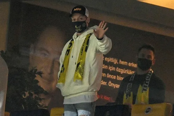 fenerbahcenin-dunyaca-unlu-yildizimesut-ozil-kadikoye-ayak-basti-1611594302247.jpeg Fenerbahçe'nin dünyaca ünlü yıldızı Mesut Özil, Kadıköy'e ayak bastı!-3