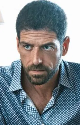 Cemal Hünal çekiçle ev bastı! Issız Adam'ın başı dertte!