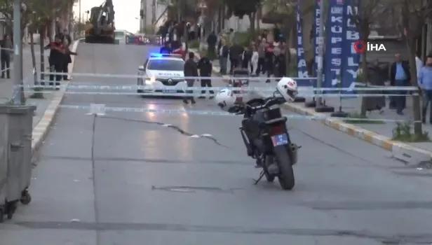 Esenyurt'ta yolda çatlaklar oluştu çevredeki binalar boşaltıldı