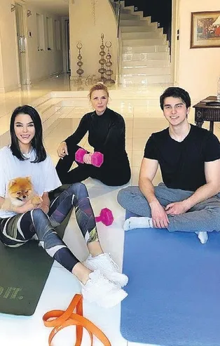 Güzel oyuncu Aslıhan Karalar'dan annesi ve kardeşiyle spor paylaşımı