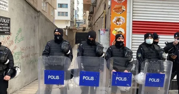 istihbarat-diyarbakir-insan-haklari-derneginin-teror-orgutu-pkk-ile-baglantisini-buldu-arama-basladi-1643868080656.jpeg İstihbarat, Diyarbakır İnsan Hakları Derneği'nin terör örgütü PKK ile bağlantısını buldu! Arama başladı-3